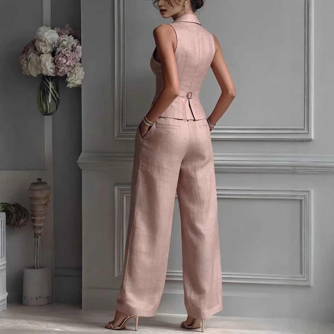 Femme portant un ensemble tailleur décontracté élégant : gilet sans manches et pantalon fluide pour l'été.