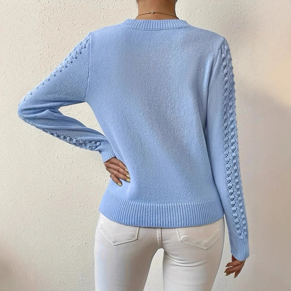 Pull femme confortable et chic à col rond, maille ajourée. Vêtement coupe ajustée pour mode automne-hiver.