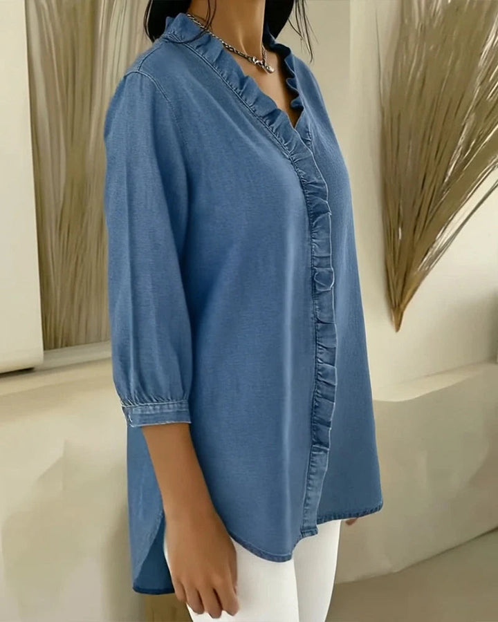Chemise en jean femme élégante, col V volanté. Manches 3/4, coupe droite, parfaite pour look décontracté chic.