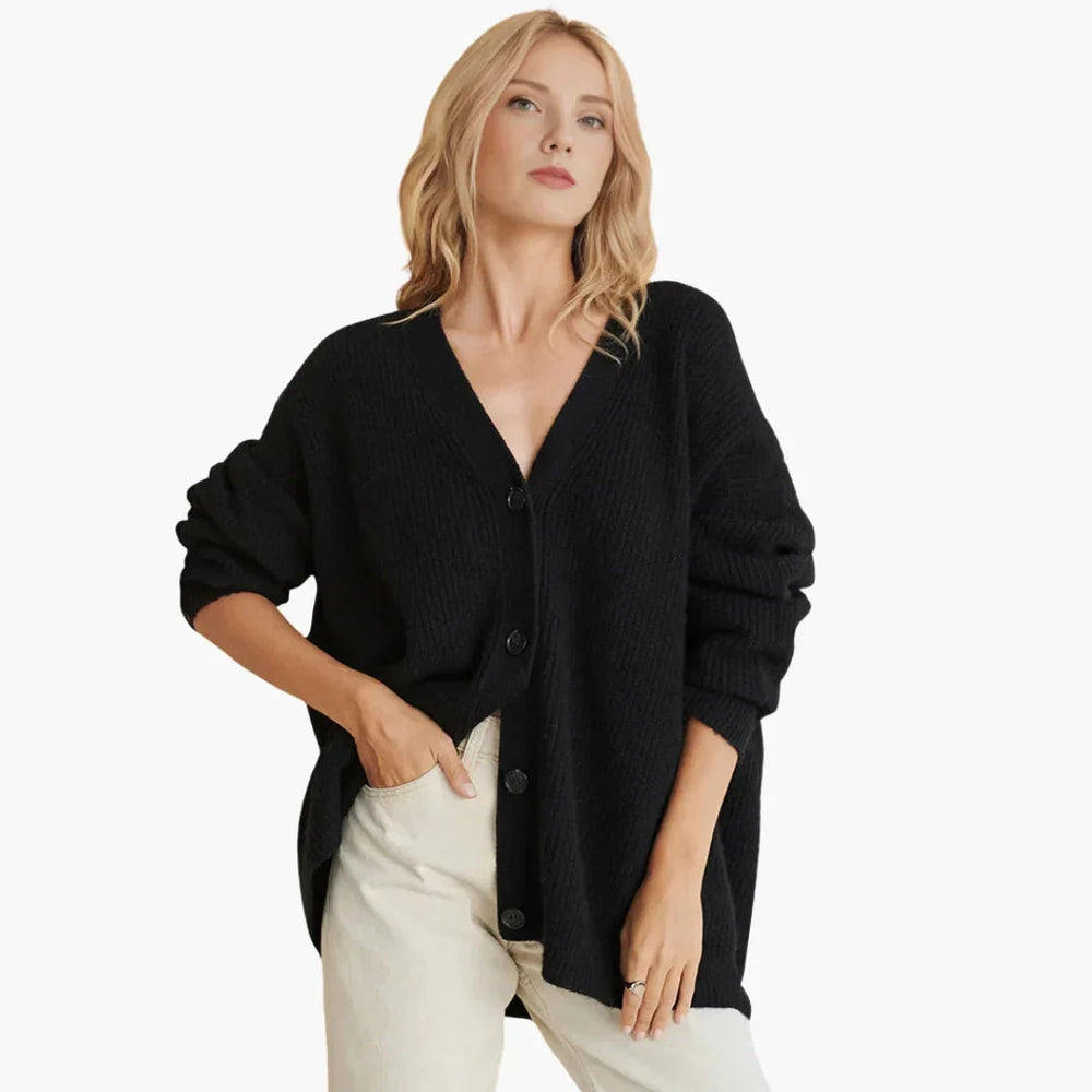 Cardigan gris femme confortable, manches longues. Parfait pour un look décontracté chic automne-hiver.