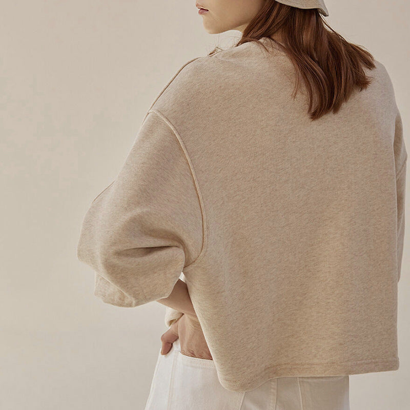 Magnifique pull court femme, coupe chic et confortable avec des manches ballon courtes, idéal pour un look moderne.