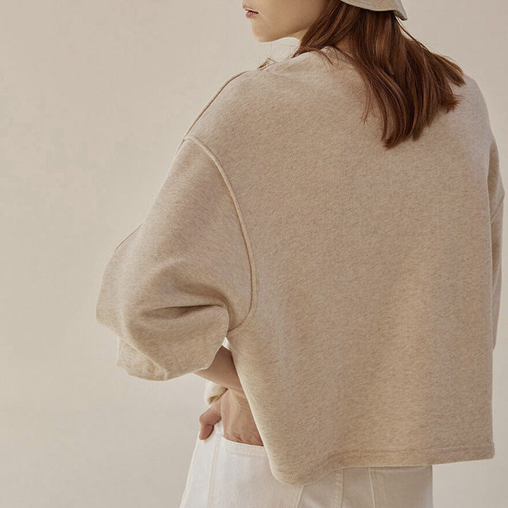 Magnifique pull court femme, coupe chic et confortable avec des manches ballon courtes, idéal pour un look moderne.