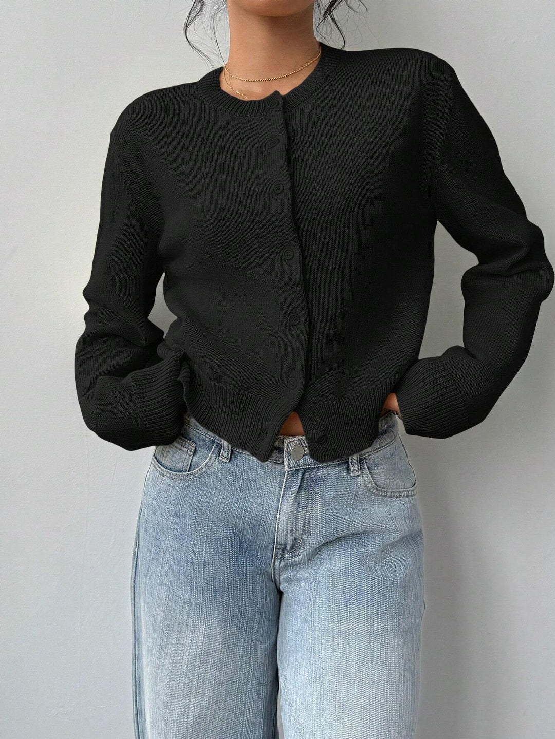 Mode féminine: cardigan court élégant, vêtement polyvalent pour toute tenue moderne.