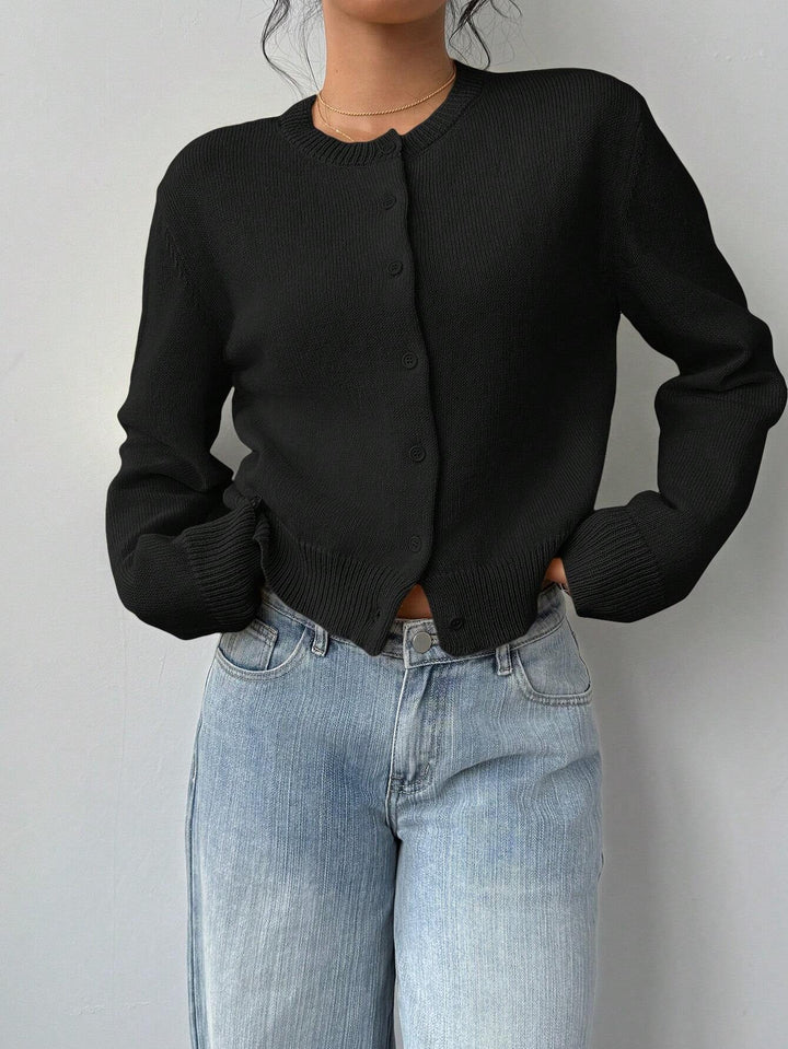 Mode féminine: cardigan court élégant, vêtement polyvalent pour toute tenue moderne.