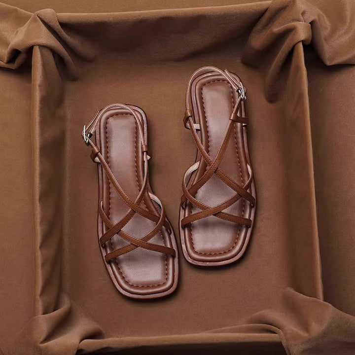 Détail des brides croisées d'une sandale femme rétro à bout ouvert, confort et style quotidien en été.