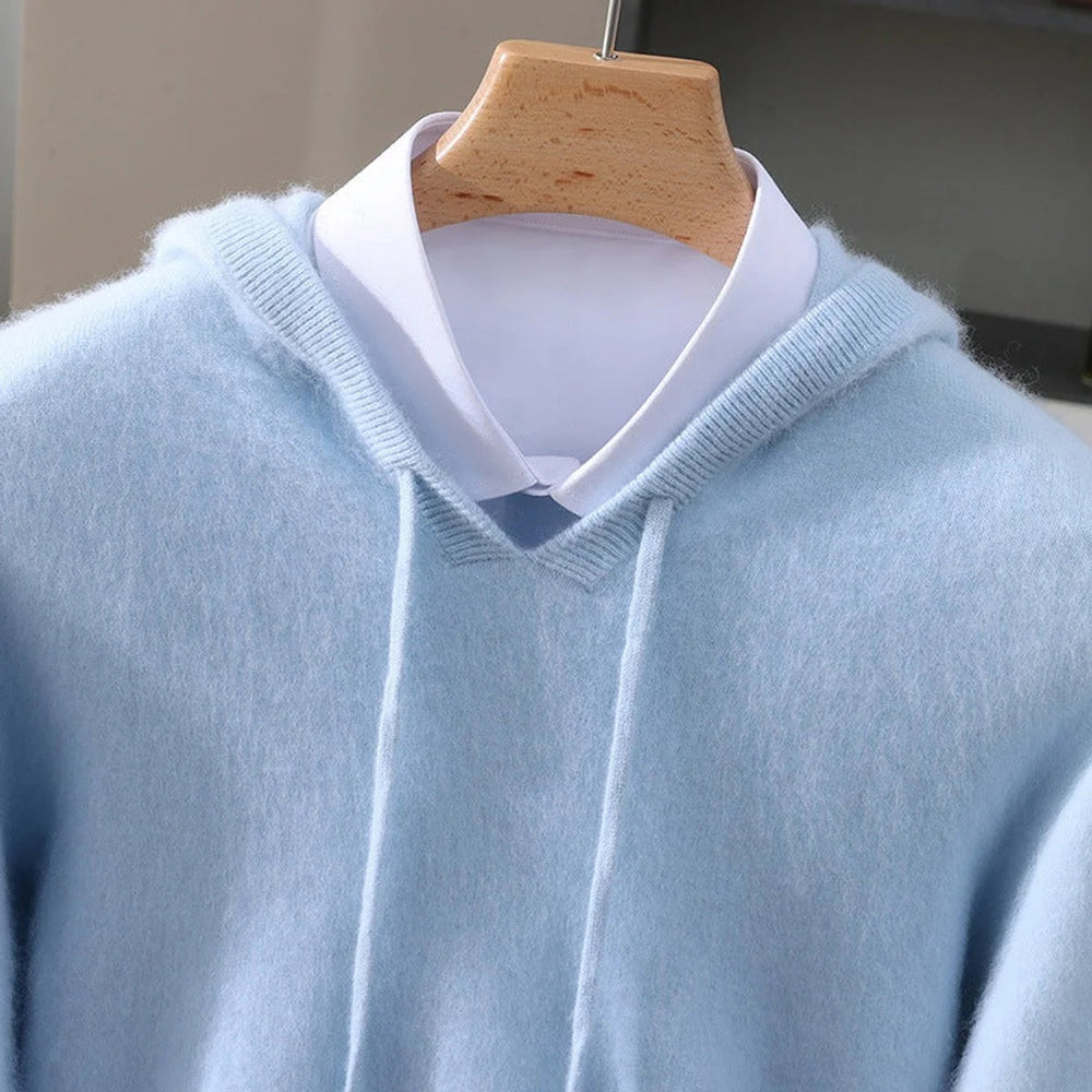 Détail du tissu doux et de la capuche confortable du sweat minimaliste homme, idéal pour le style décontracté.