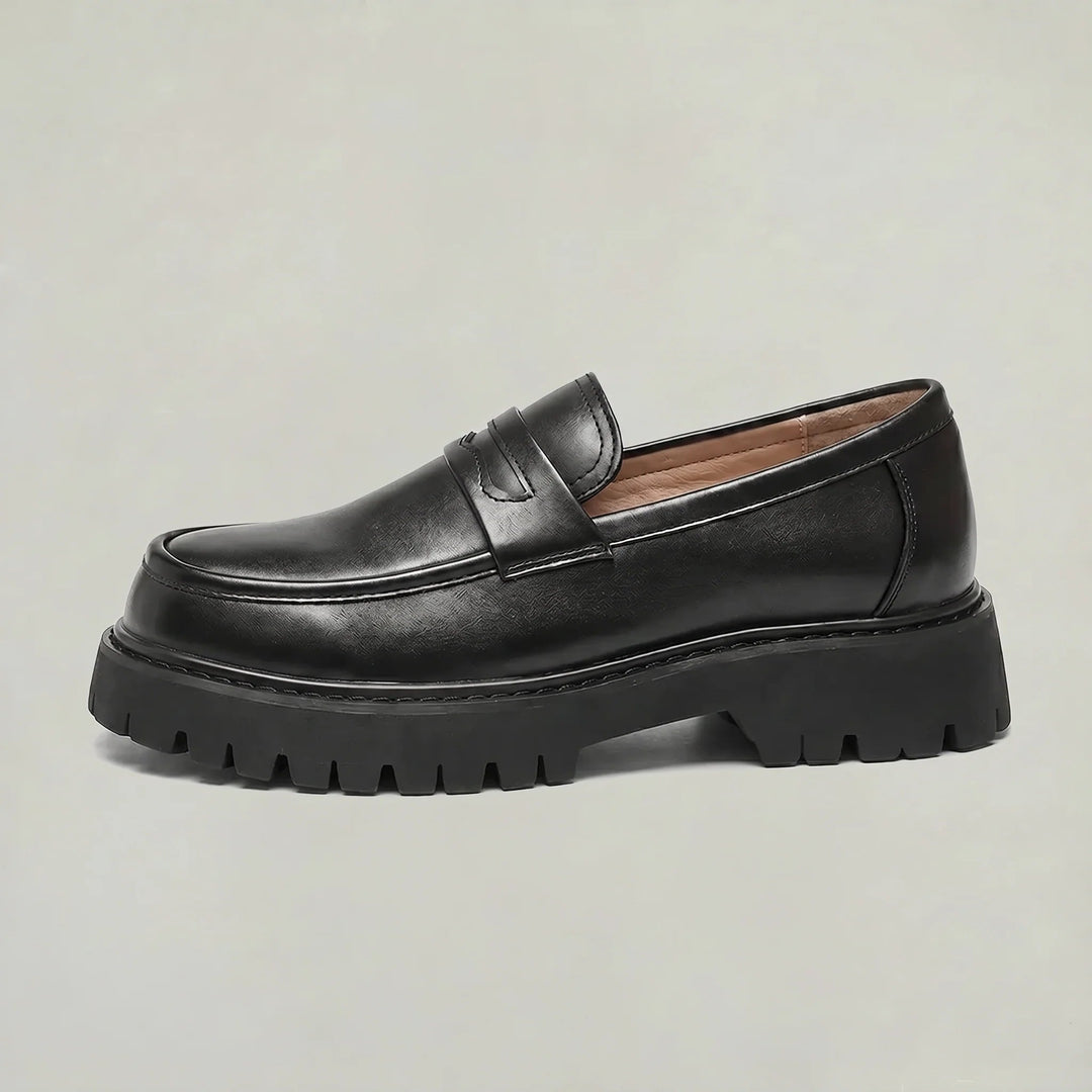 Mocassins homme noirs élégants à semelle plateforme, style moderne et tendance, parfaits pour la ville.