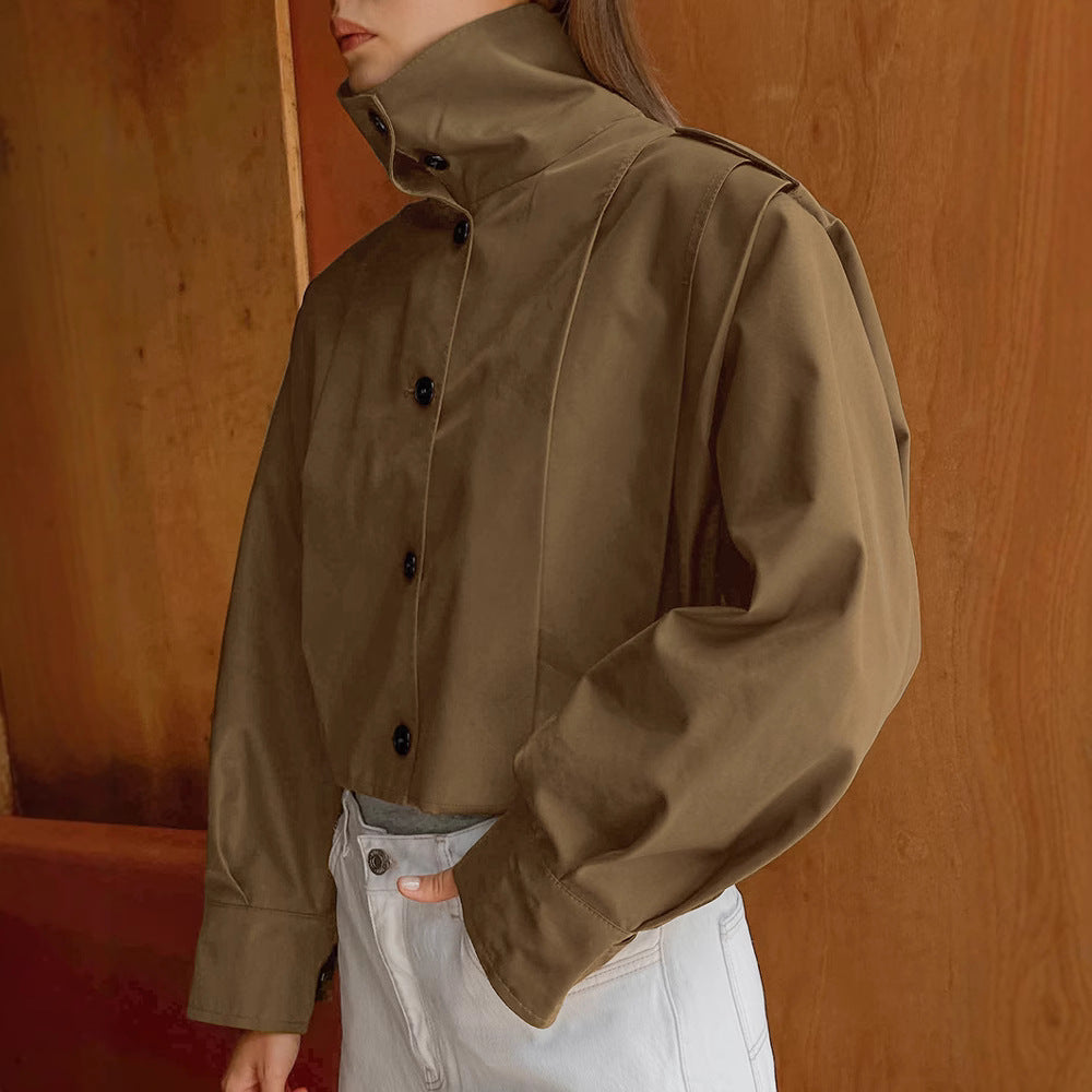 Manteau femme élégant, coupe droite minimaliste avec col revers. Style chic pour la mode féminine d'hiver.