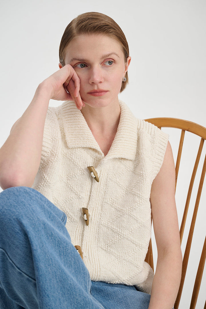 Gilet femme vintage élégant à motif losanges. Idéal pour la superposition mode automne-hiver.