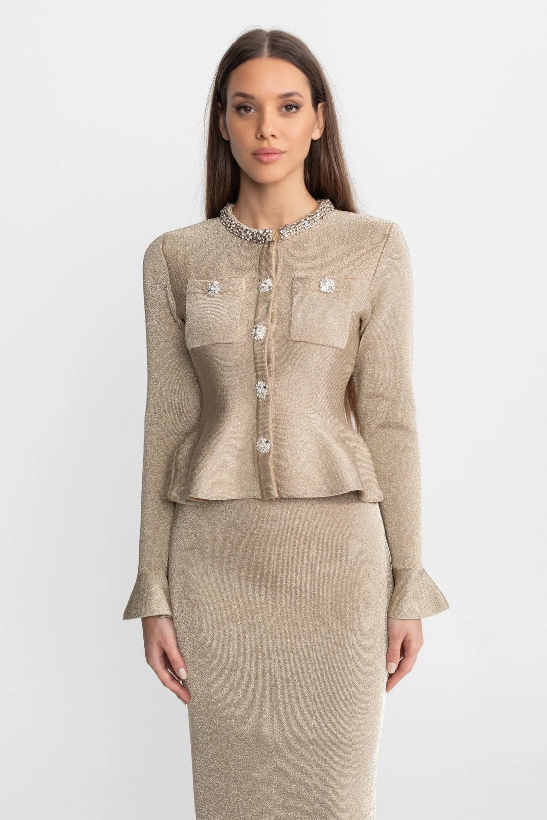 Robe ajustée femme moderne à manches longues, soulignant la silhouette avec élégance. Parfaite pour le printemps/automne.