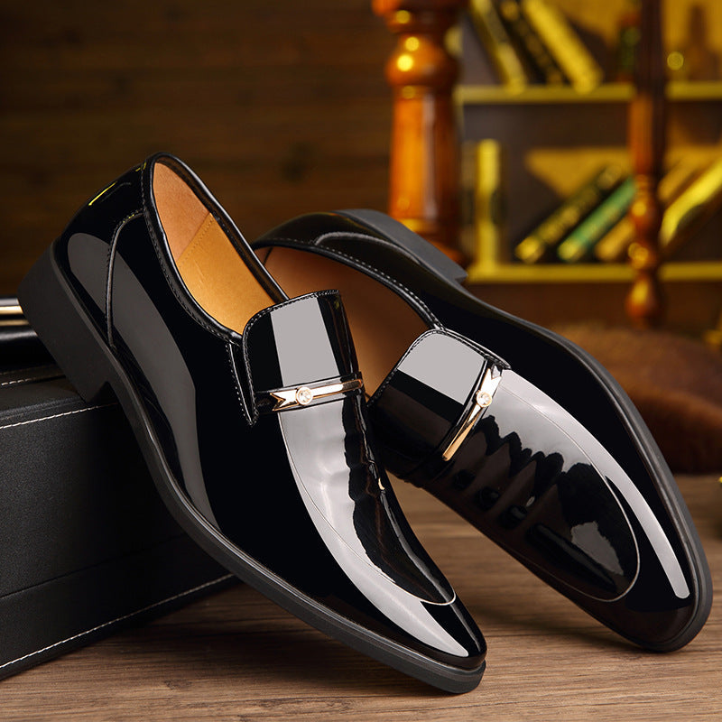 Mocassins homme décontracté chic, style sophistiqué, bout pointu et barrette métallique. Pour un look moderne.
