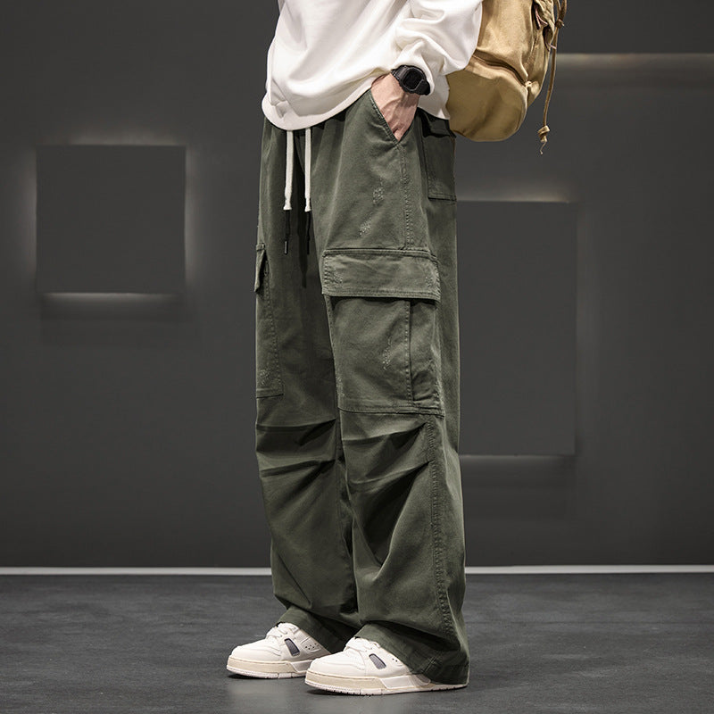 Gros plan sur un pantalon cargo homme large et confortable avec détails de la taille élastique et des poches.