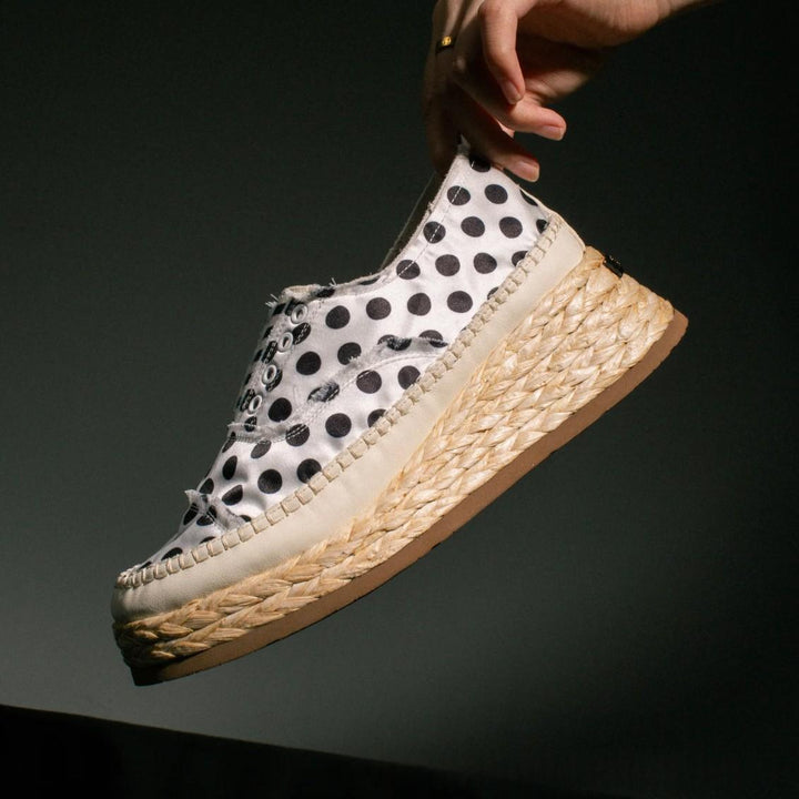 Baskets femme style espadrille avec semelle plateforme, finitions effilochées. Idéales mode été.
