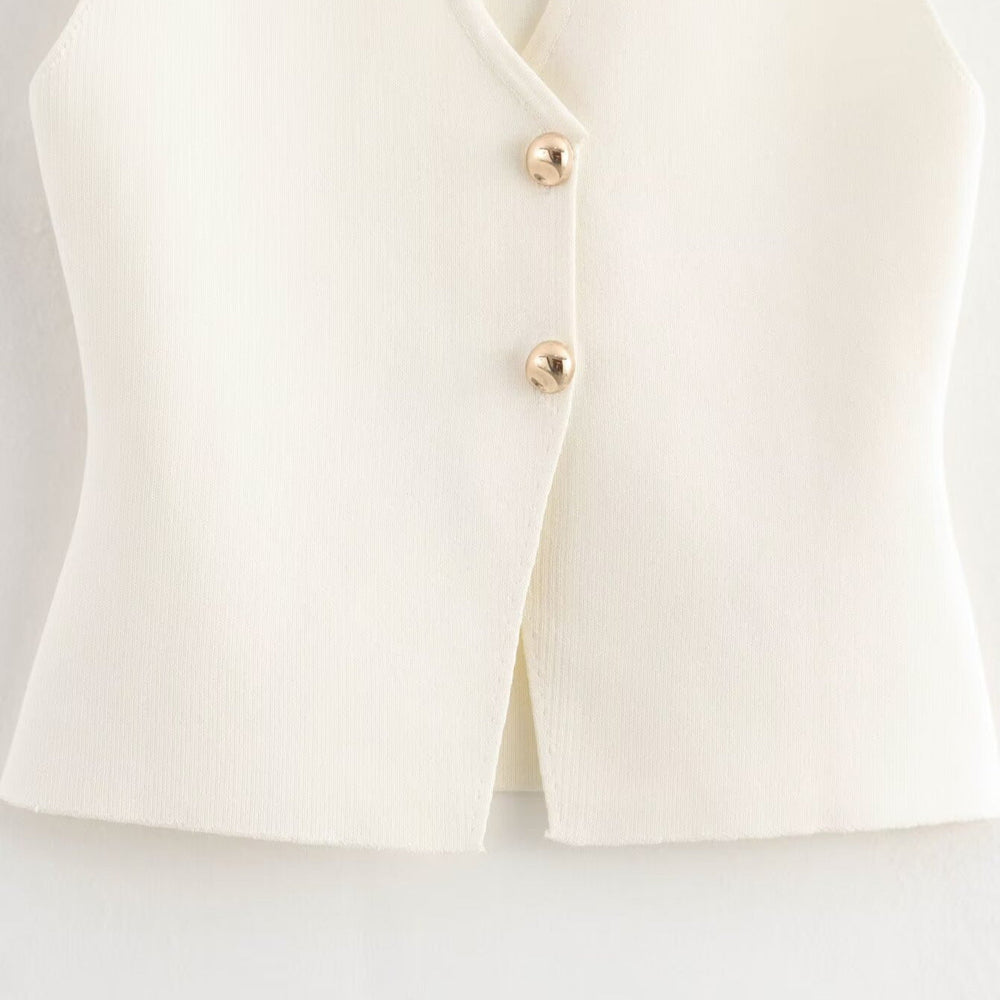 Gilet femme sans manches décontracté, style cardigan boutonné, idéal pour un look automne-hiver confortable.