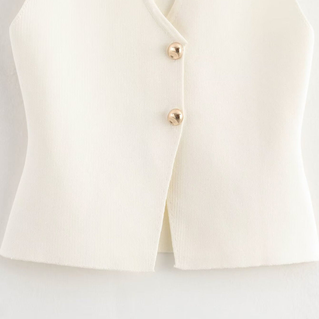 Gilet femme sans manches décontracté, style cardigan boutonné, idéal pour un look automne-hiver confortable.