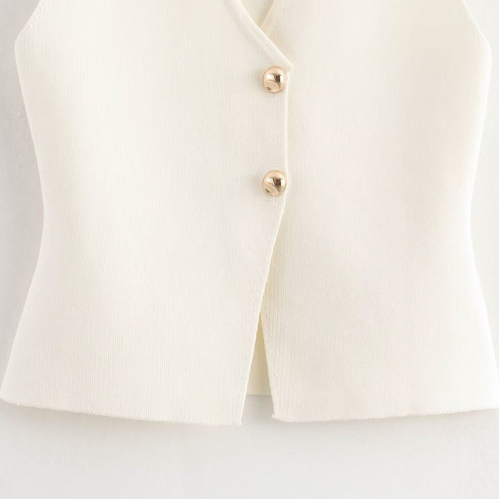 Gilet femme sans manches décontracté, style cardigan boutonné, idéal pour un look automne-hiver confortable.