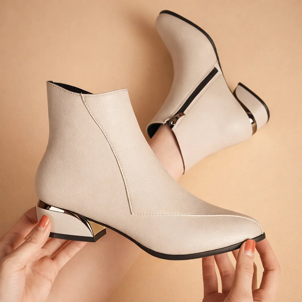 Bottine cheville femme à talon bloc confortable, parfaite pour la mode automne-hiver. Chaussure élégante et polyvalente.