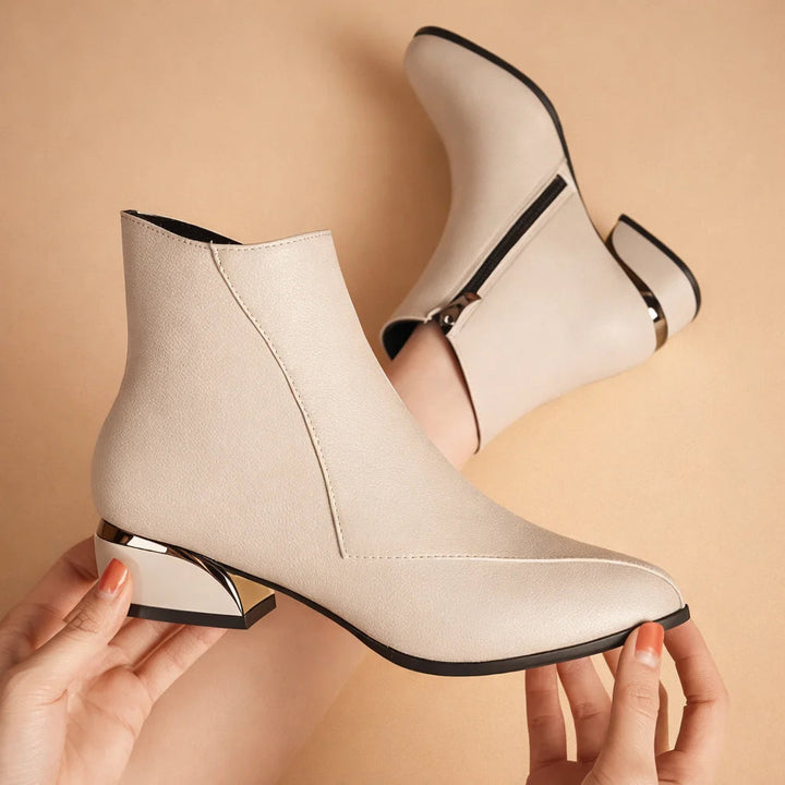 Bottine cheville femme à talon bloc confortable, parfaite pour la mode automne-hiver. Chaussure élégante et polyvalente.