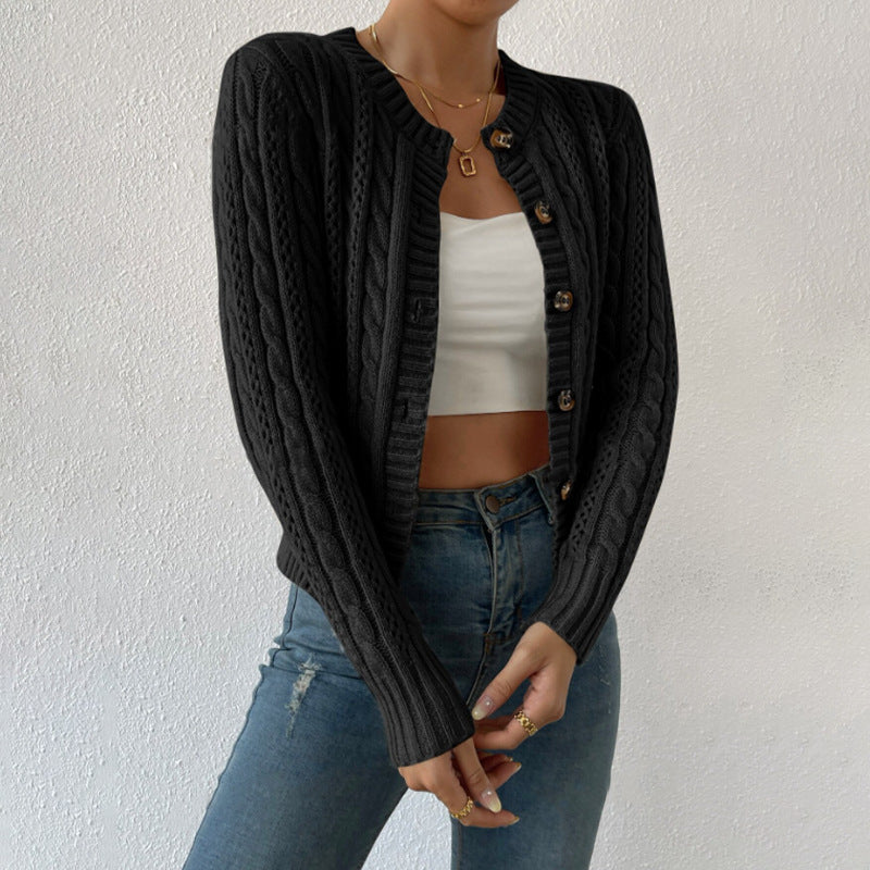 Cardigan femme chic à col rond torsadé, manches longues. Parfait pour un look élégant automne-hiver.