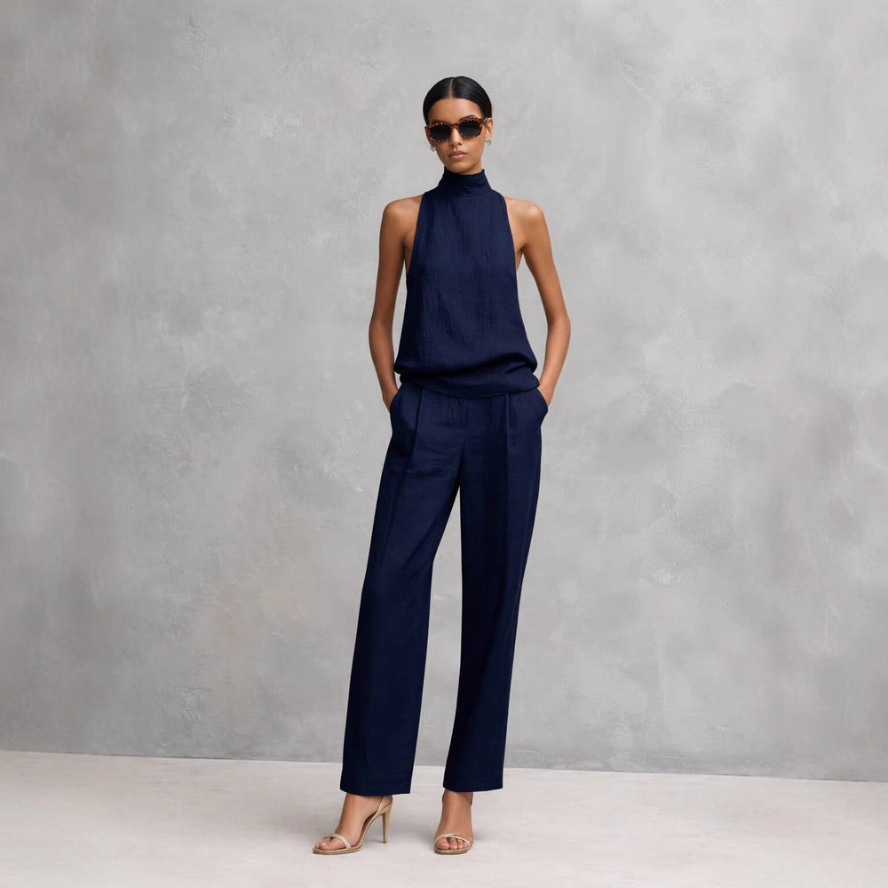 Tenue chic et confortable femme : top col montant sans manches et pantalon large fluide. Parfait pour la mode décontractée.