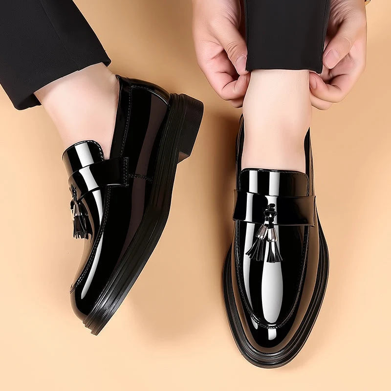 Mocassins classiques noirs pour hommes, style intemporel, parfaits pour occasions formelles ou décontractées, mode.