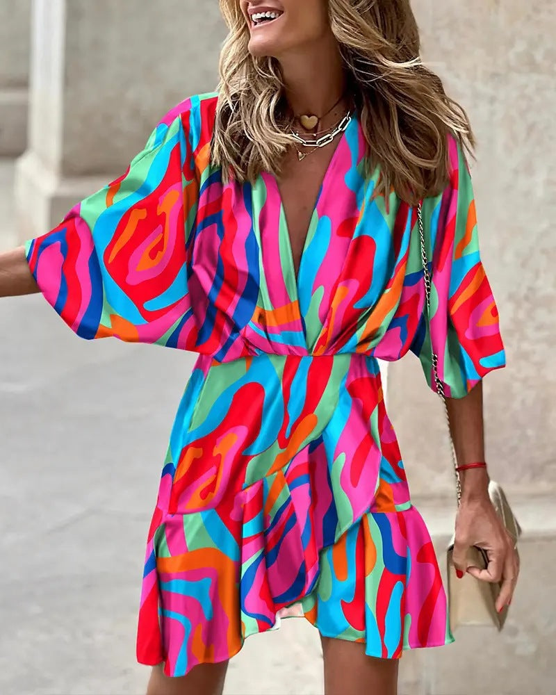 Robe d'été courte pour femme, avec manches bouffantes stylées et ourlet asymétrique tendance. Idéale pour le jour.