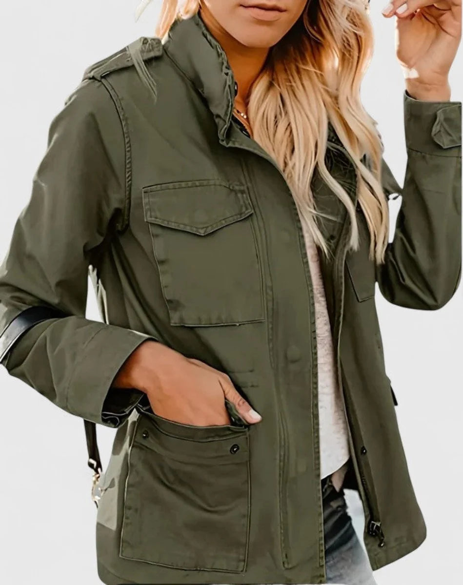 Modèle portant une veste femme coupe cintrée. Col revers, élégante et moderne, parfaite pour la mode féminine chic.