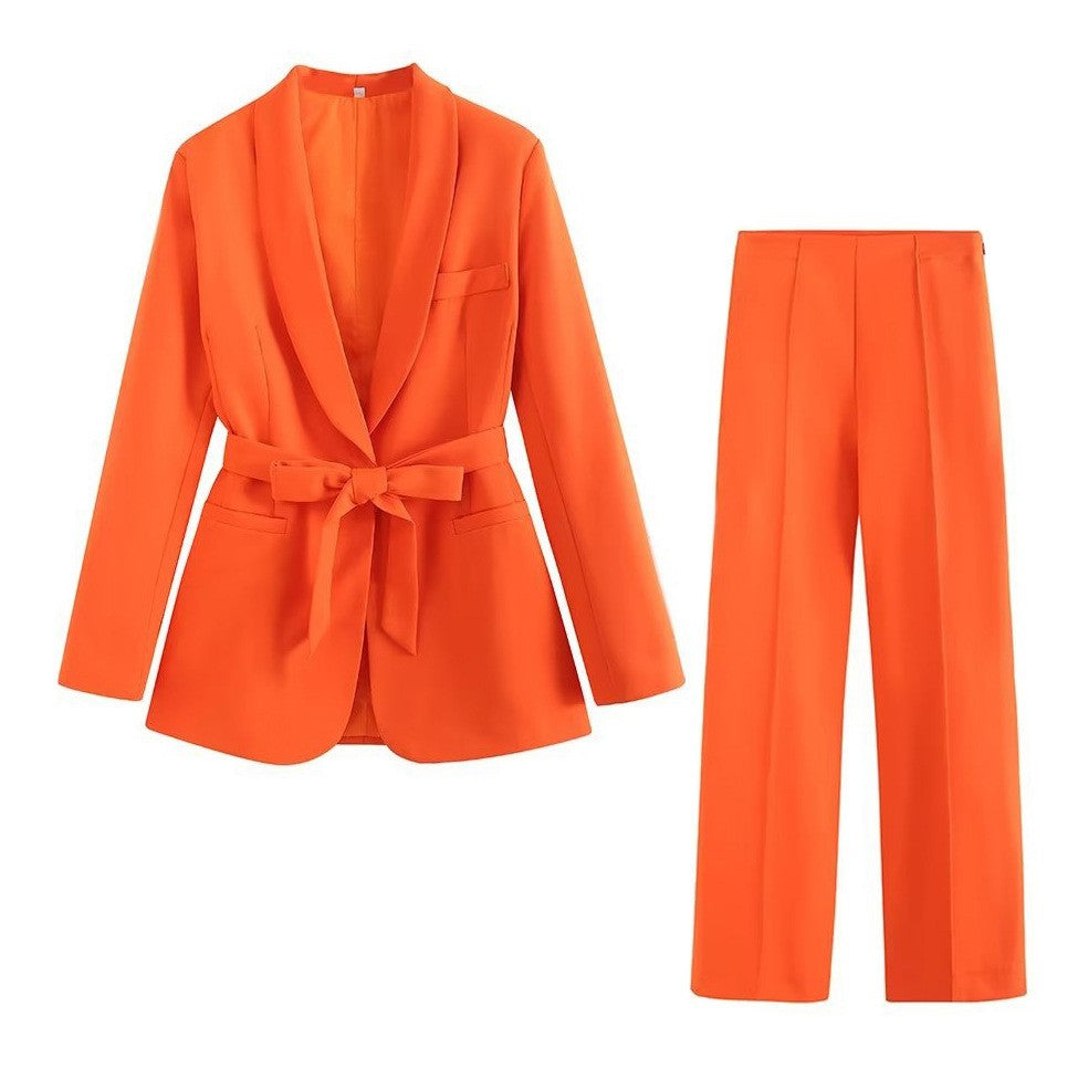 Ensemble chic femme blazer et pantalon, coupe moderne avec ceinture, idéal pour le bureau ou événements.