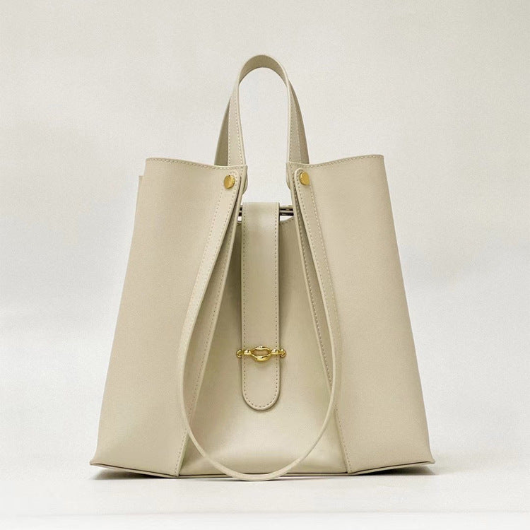 Magnifique sac cabas femme en cuir véritable, spacieux et élégant, allie fonctionnalité et style pour toutes occasions.