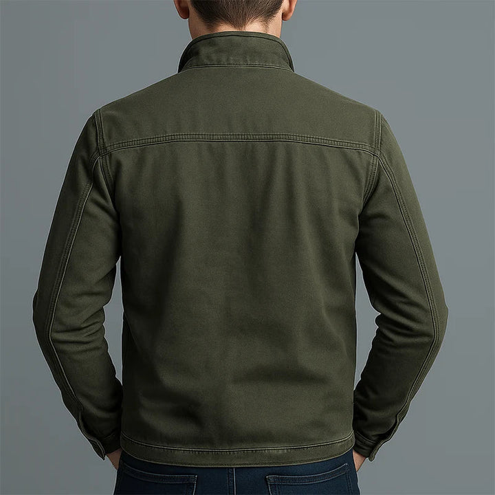 Veste homme style utilitaire moderne vert armée. Vêtement extérieur décontracté, parfait pour la mode masculine automne hiver.