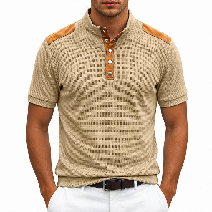 Haut homme à manches courtes, t-shirt à col montant boutonné avec des panneaux contrastants. Style moderne et polyvalent.