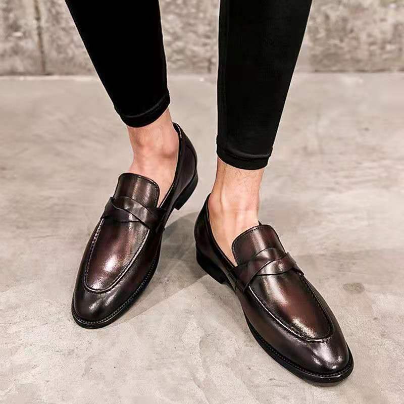 Mocassins homme mode, style business casual, offrant élégance et confort. Chaussures décontractées et chics.