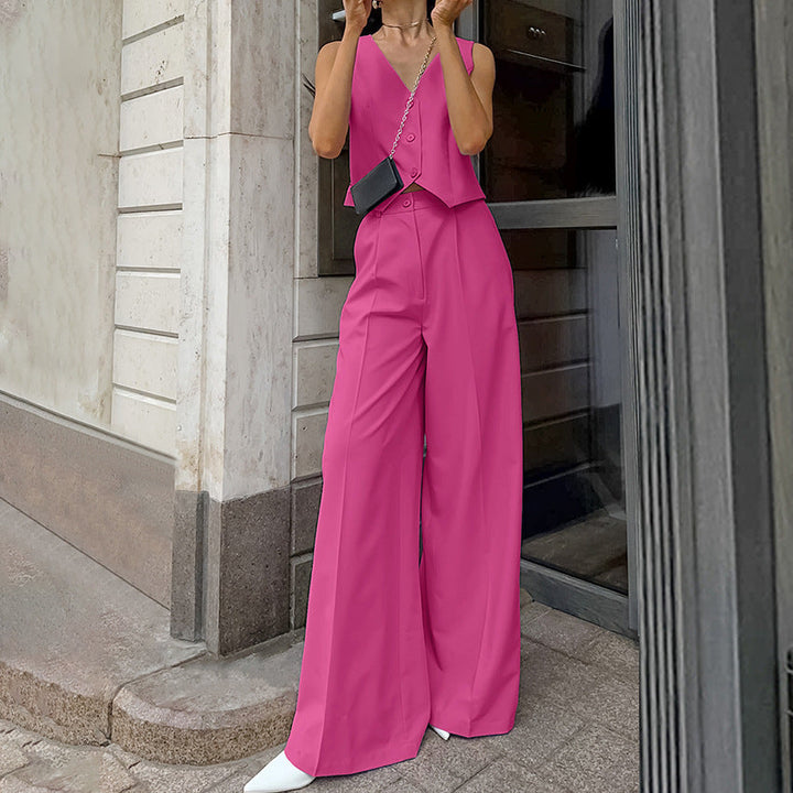 Mode chic décontractée : ensemble veste sans manches et pantalon fluide pour femme, combinant style et confort.