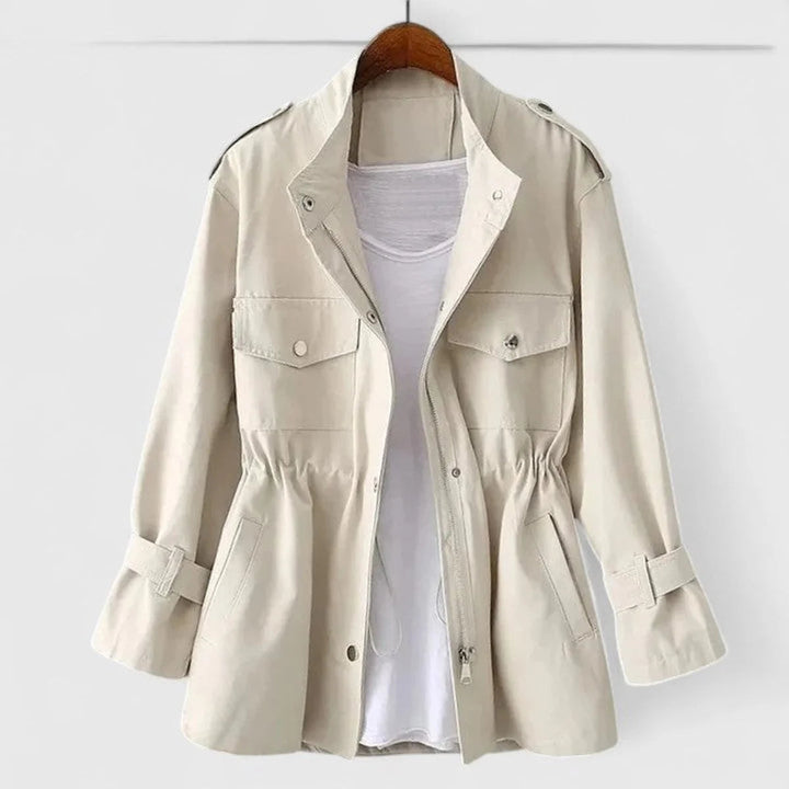Manteau trench femme à la coupe moderne et taille ajustée, parfait pour une mode urbaine tendance.