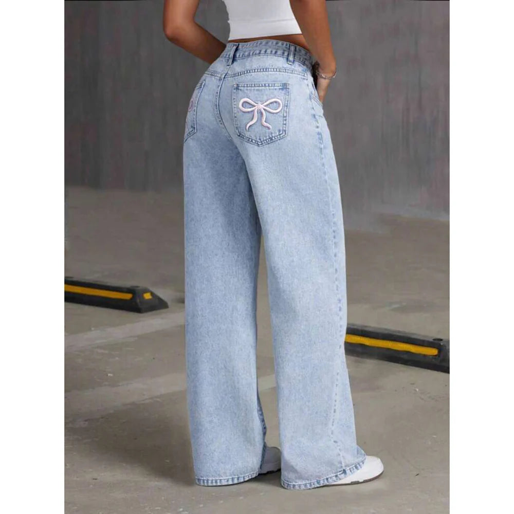 Pantalon fluide et confortable bleu clair pour femme, coupe large, parfait pour une tenue décontractée chic.