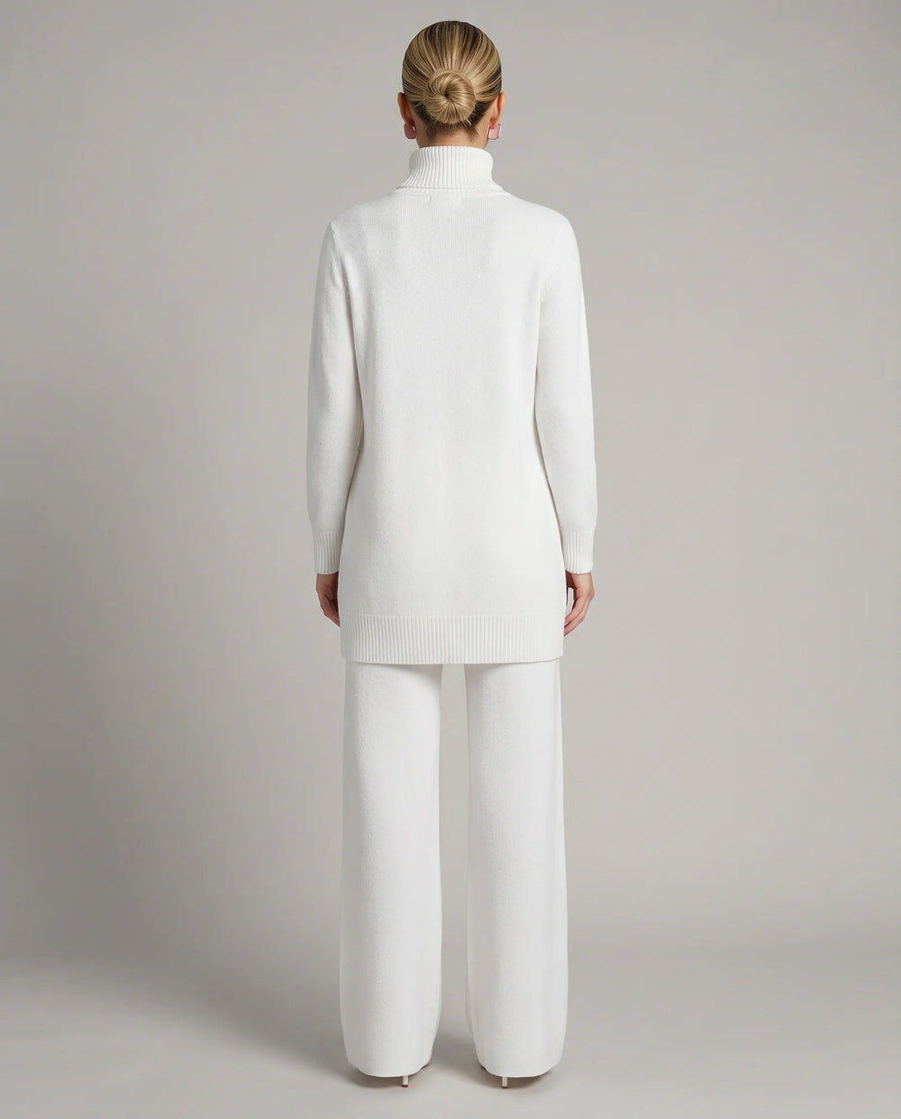 Tenue femme décontractée 2 pièces en maille douce. Pantalon large confortable, idéal printemps/automne.