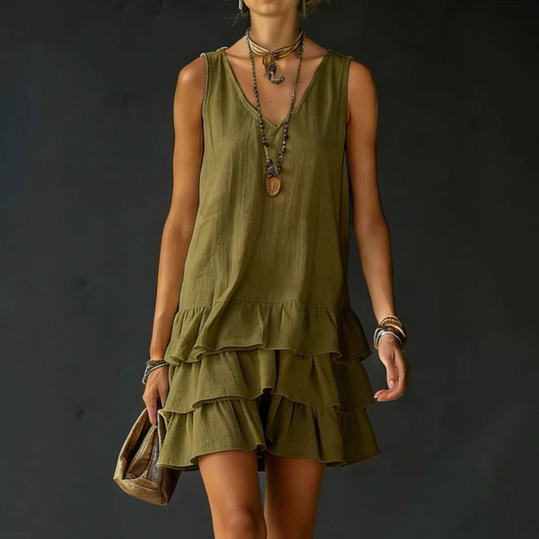 Mini robe d'été femme à volants délicats, coupe fluide et sans manches, pour un look chic et décontracté.