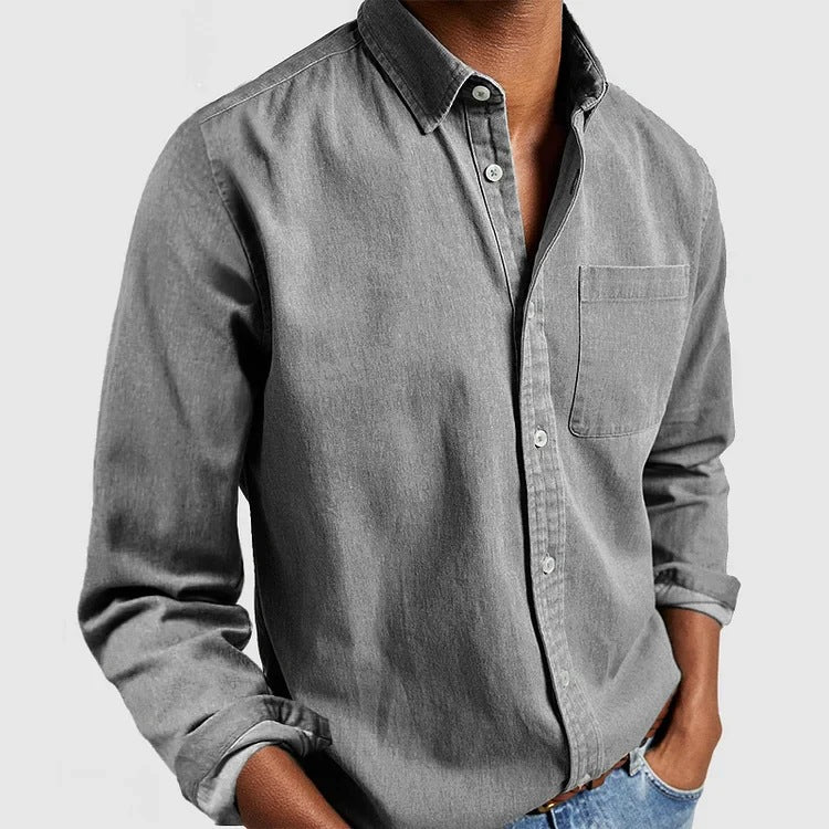 Homme portant une chemise ajustée manches longues, col classique. Parfaite pour un look élégant ou décontracté.