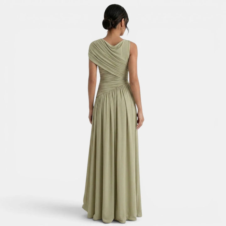 Robe maxi bodycon asymétrique couleur sauge, plissée et sophistiquée, idéale pour occasions spéciales.
