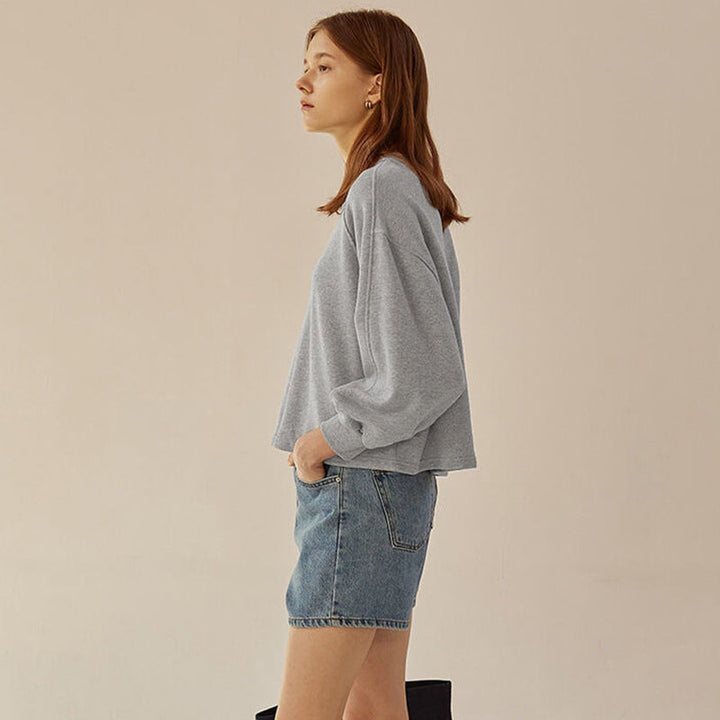 Pull femme élégant à manches ballon courtes, parfait pour la mode féminine automne-hiver. Confort et style moderne.