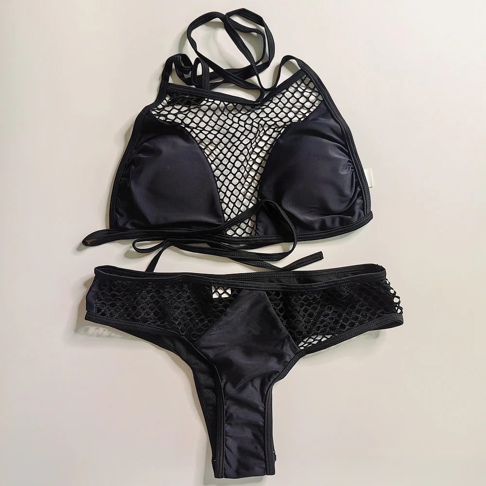 Bikini femme noir mode avec résille et coupe structurée, parfait pour une allure élégante à la plage.