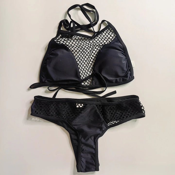 Bikini femme noir mode avec résille et coupe structurée, parfait pour une allure élégante à la plage.