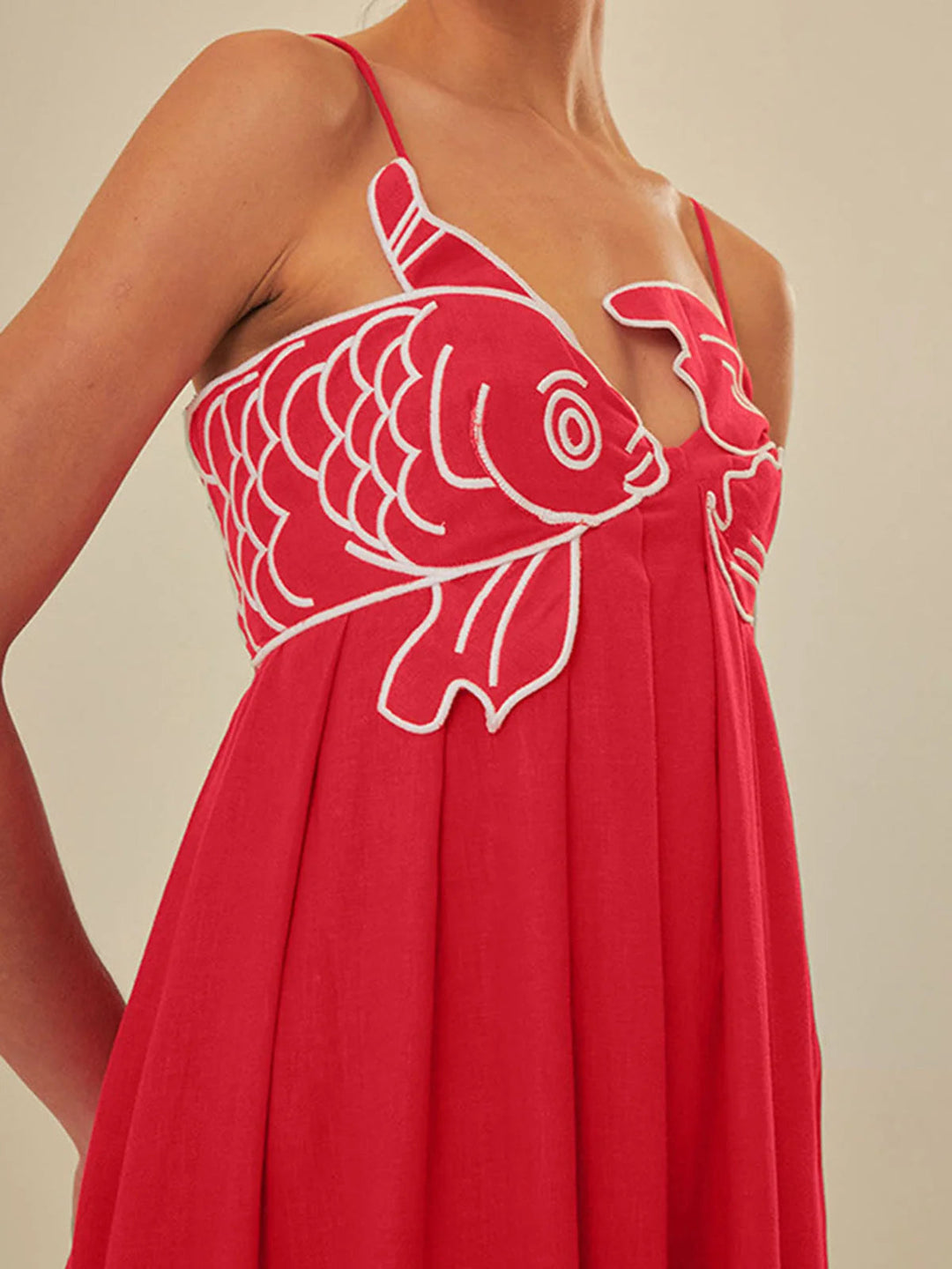 Sublime robe maxi fluide femme à broderie poisson. Bretelles fines et jupe évasée volantée, parfaite pour l'été.
