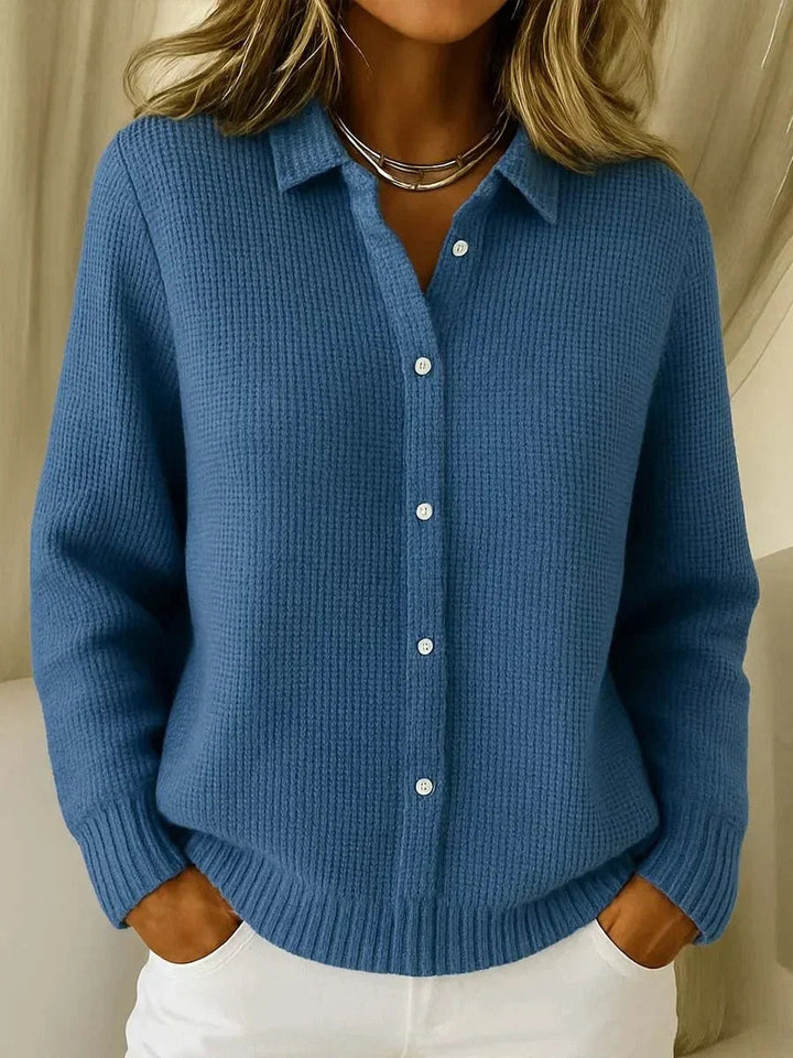 Cardigan femme confortable et tendance, col chemise boutonné, pour un look chic décontracté automne-hiver.