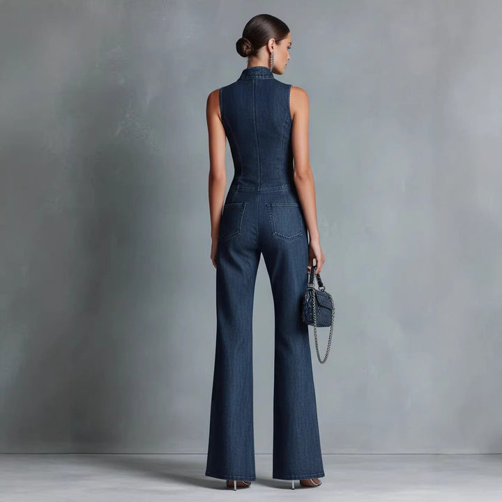 Combinaison femme marine chic, sans manches, col montant, zip frontal. Idéale pour un look élégant et ajusté.
