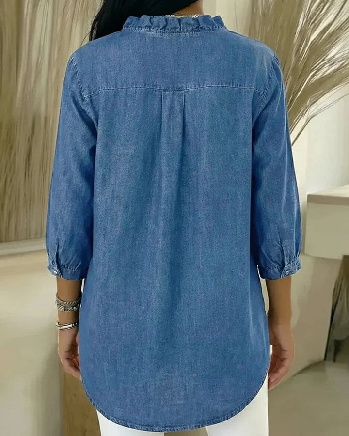 Haut femme denim léger à volants, encolure V profonde. Coupe droite flatteuse, manches 3/4. Tendance et chic.