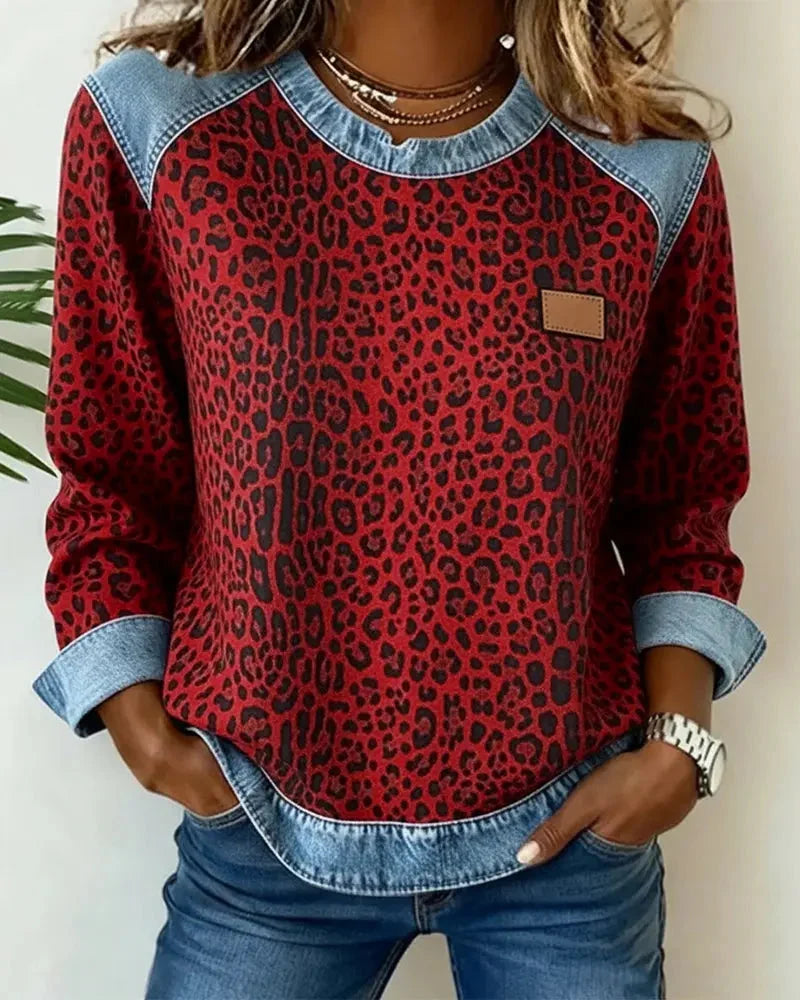 Vue d'ensemble du sweatshirt femme élégant, col rond, patchwork et motif floral embossé.