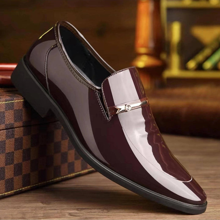 Mocassins homme noirs vernis brillants, bout pointu, ajoutant une touche de raffinement à toute tenue.
