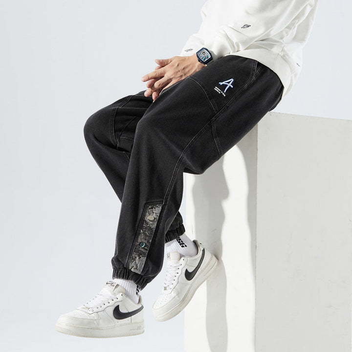 Bas homme polyvalent, ample et décontracté, parfait pour un style casual moderne et la mode masculine.