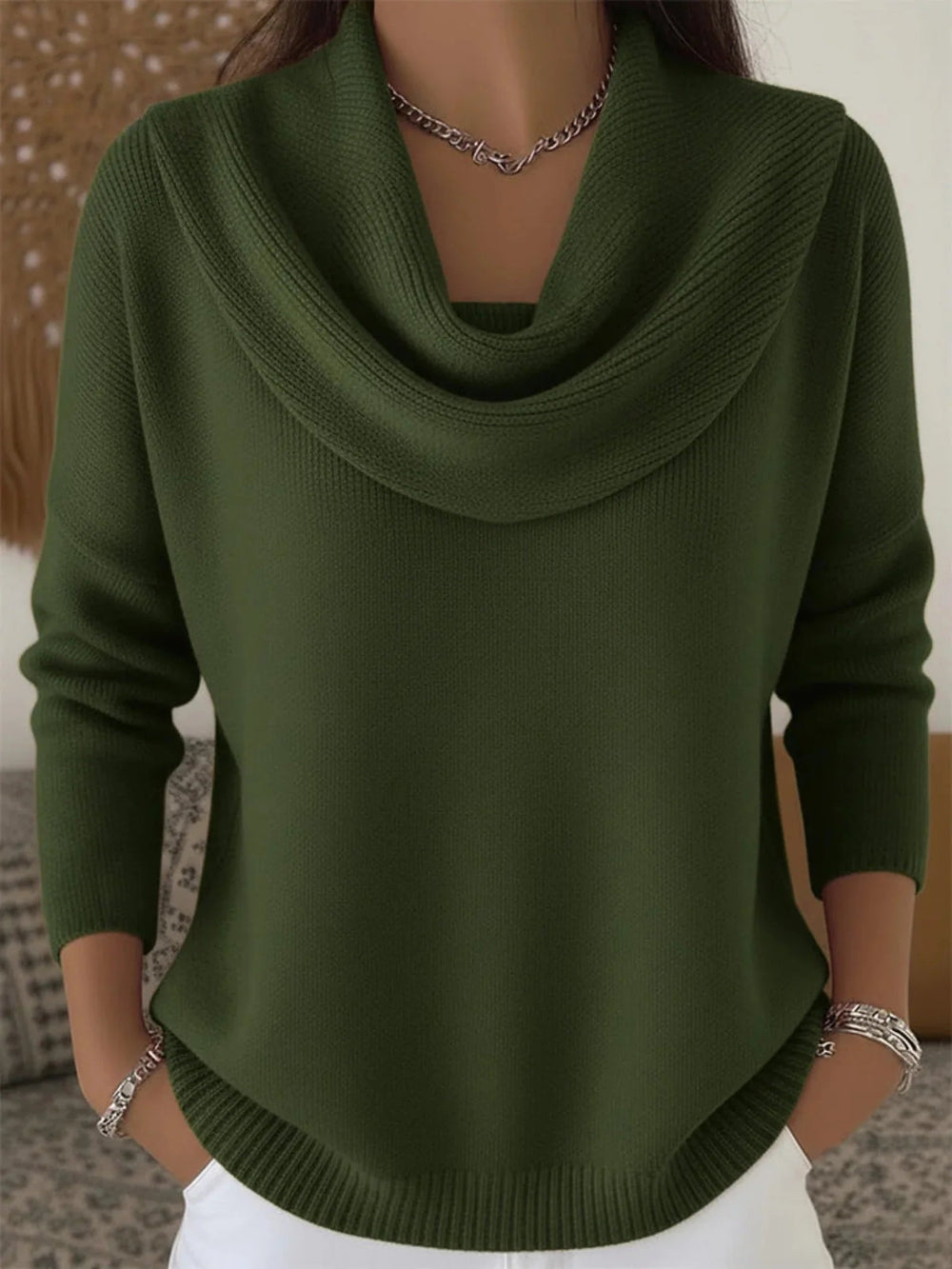 Pull ample femme à col rond, maille épaisse. Confort et élégance pour un style décontracté automne-hiver.
